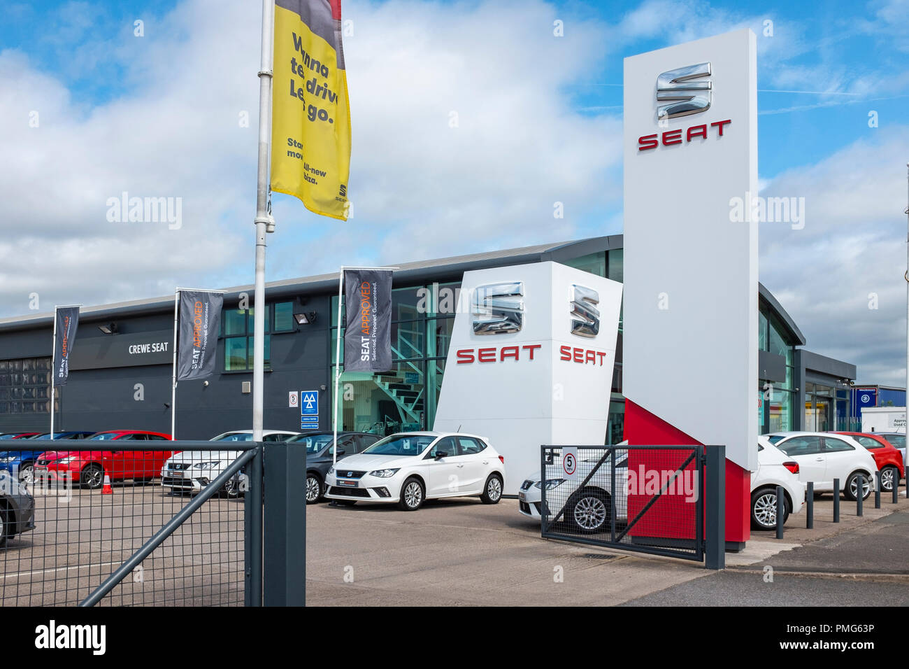 Seat car garage showroom forecourt Banque de photographies et d’images