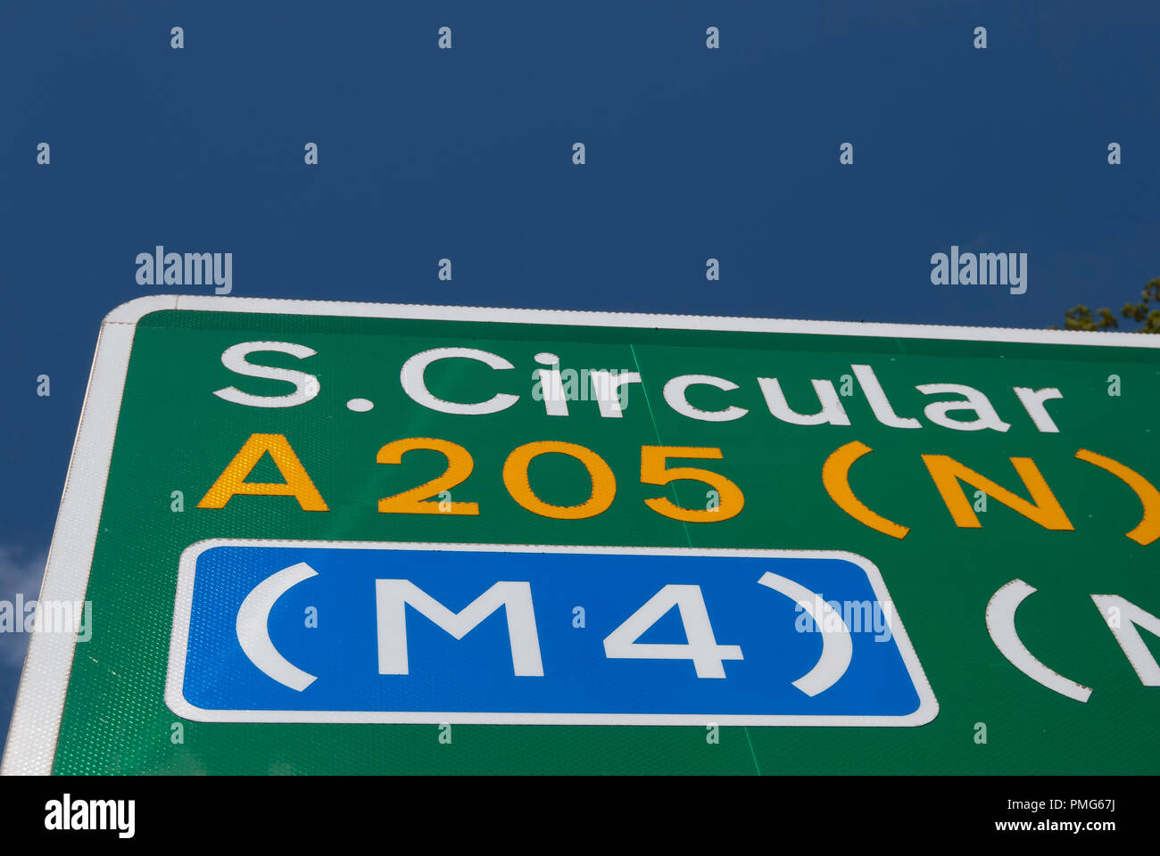 La signalisation routière indiquant la direction de London's south circulaire, ou a205, et l'autoroute m4 Banque D'Images