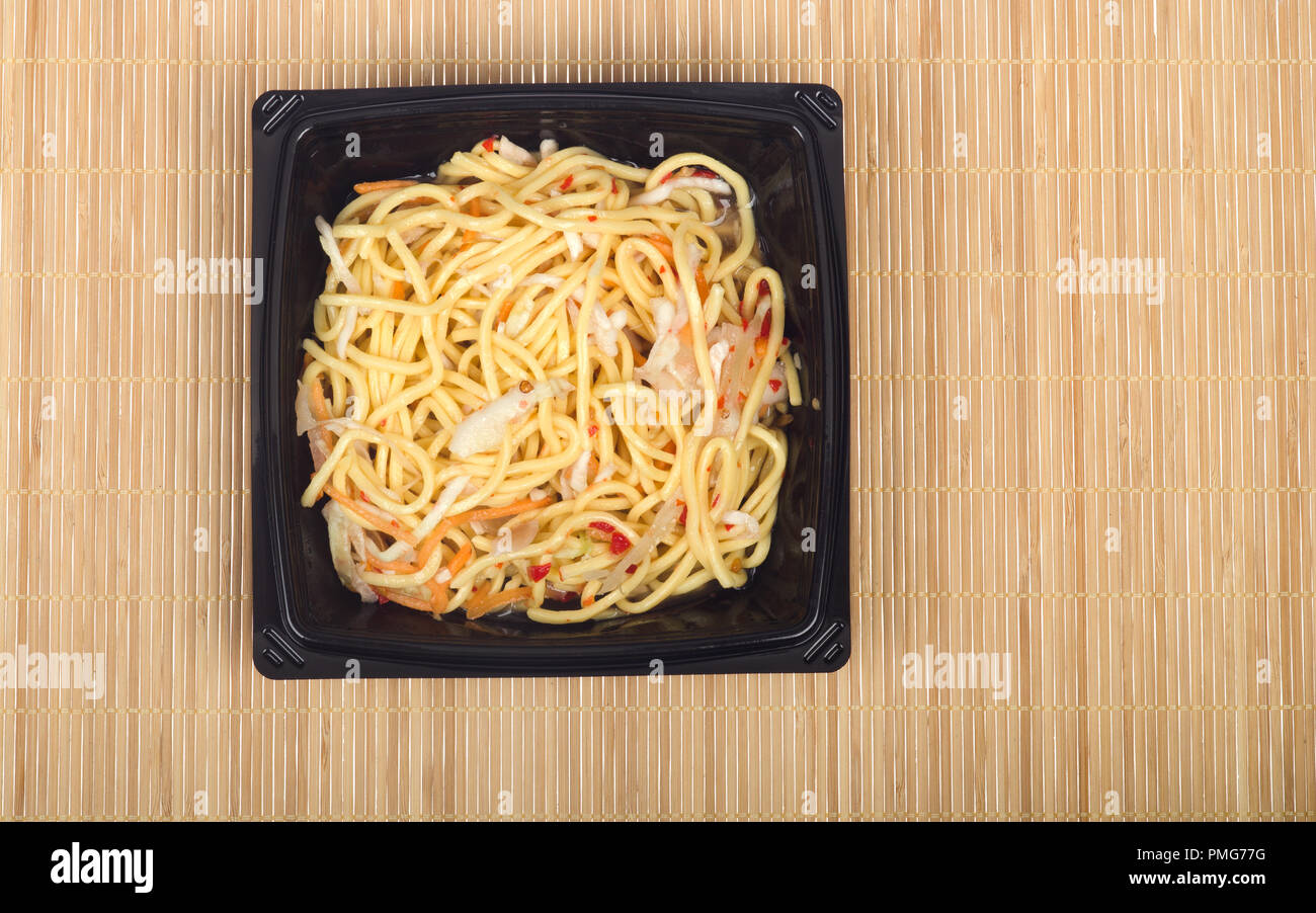 Chili thaï Noodles sur napperon de bambou Banque D'Images