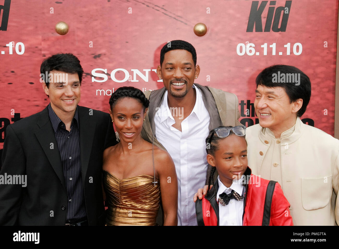 Les producteurs Ralph Macchio , Jada Pinkett Smith et Will Smith (C) et acteurs Jaden Smith et Jackie Chan à la première de Colombie-Britannique Photo's 'Karaté Kid'. Tenue des arrivées au Mann Village Theater à Westwood, CA, 7 juin 2010. Photo © Joseph Martinez/Picturelux - Tous droits réservés. Référence #  30280 Fichier_043JM pour un usage éditorial uniquement - Banque D'Images