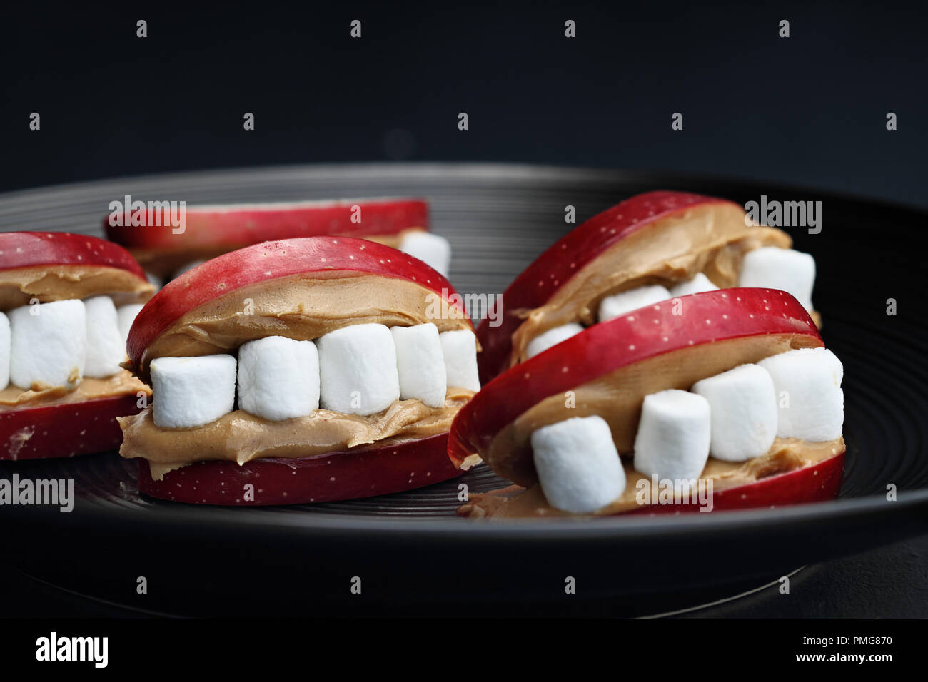 Fun food for kids. Apple bouche remplie d'Halloween le beurre d'arachide avec mini guimauves pour les dents. Profondeur de champ avec selective focus on c Banque D'Images