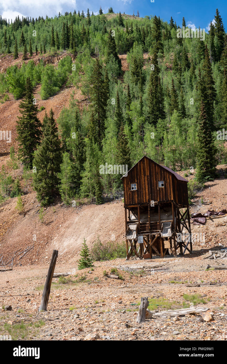 À partir d'un vieux moulin abandonné de la ville fantôme minière en Californie le long de la Forêt Nationale de San Juan dans le San Juan Skyway. Banque D'Images
