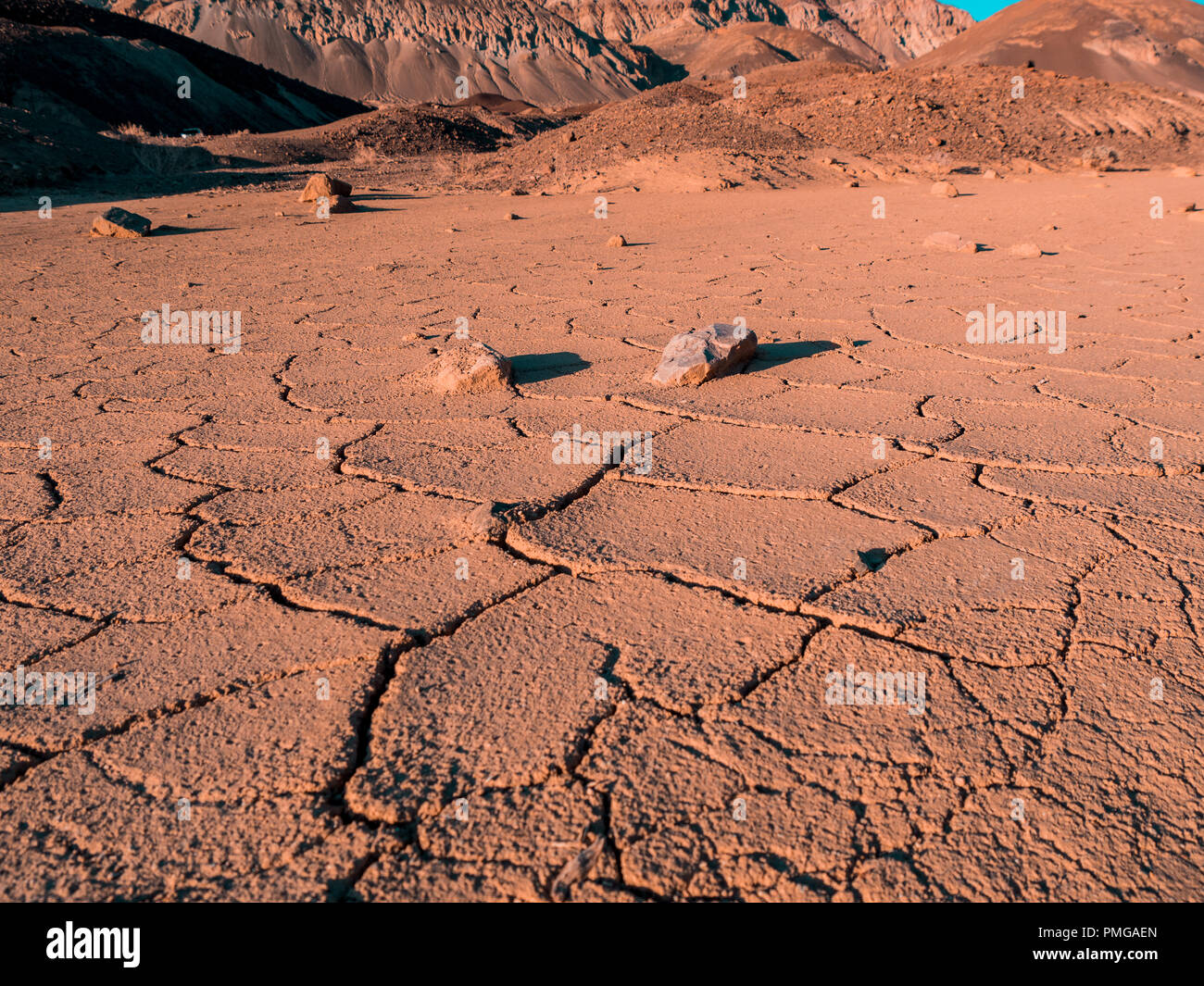 Un lac asséché au milieu d'un désert avec montagnes colorées en arrière-plan Banque D'Images