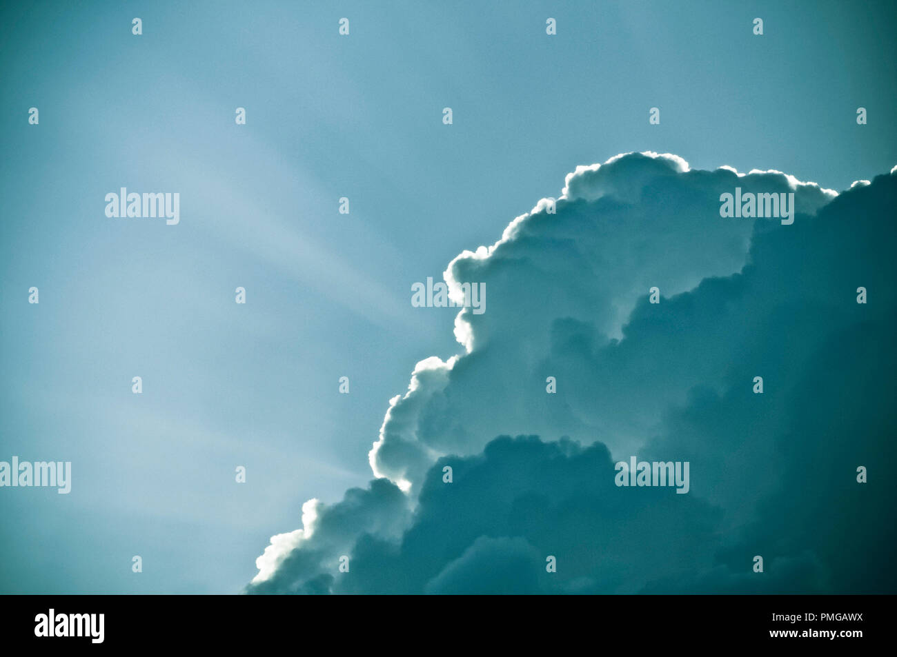 Nuages spectaculaires avec des rayons de lumière de derrière elle Banque D'Images