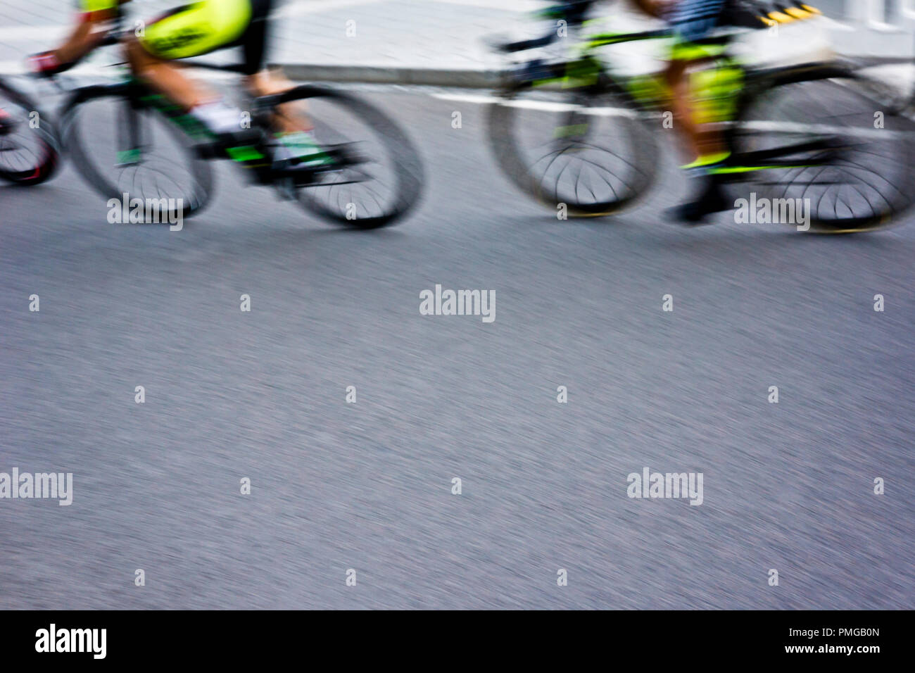 Les cyclistes professionnels sprint lors d'une course cycliste ville Banque D'Images