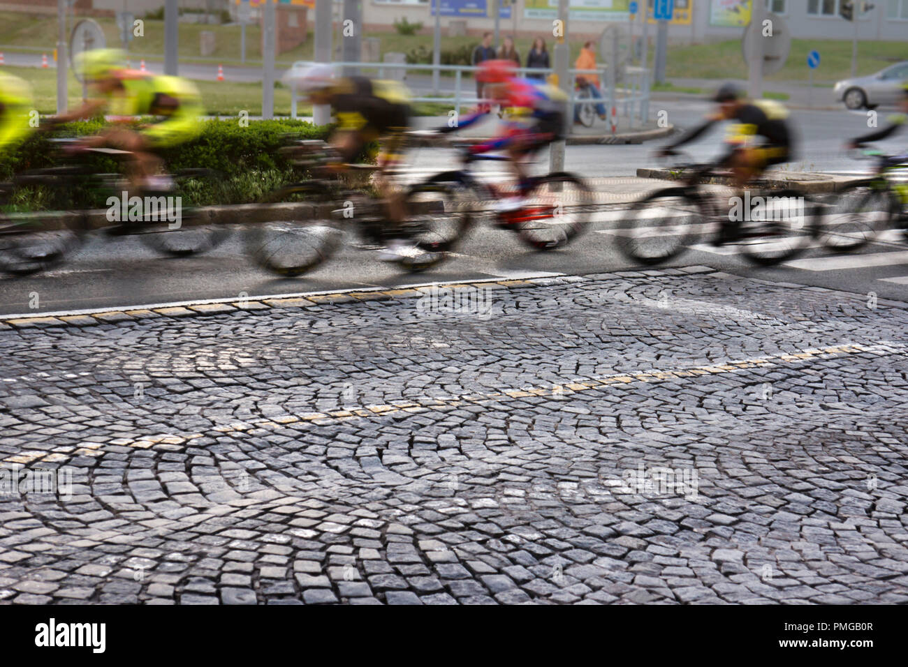 Les cyclistes professionnels sprint lors d'une course cycliste ville Banque D'Images