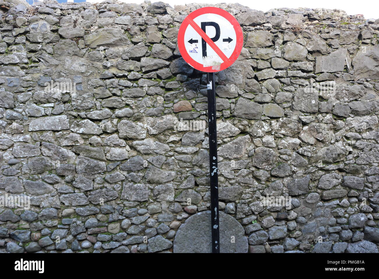 No parking sign sur un fond de pierre ancienne en Irlande Banque D'Images