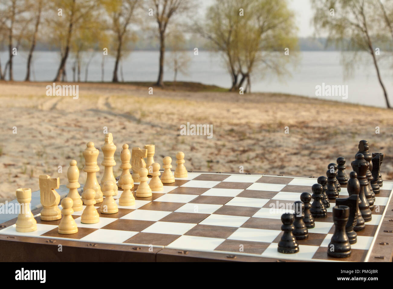 Conseil d'échecs avec pièces d'échecs sur River Embankment. Jeu d'extérieur en bois avec pièces d'échecs Banque D'Images