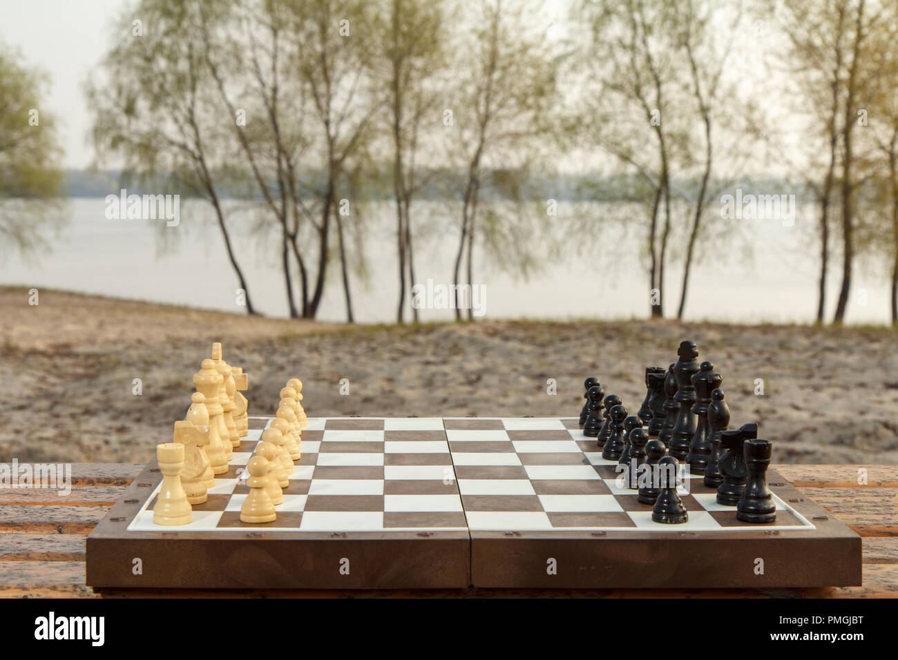 Conseil d'échecs avec pièces d'échecs sur River Embankment. Jeu d'échecs avec des pièces d'échecs Banque D'Images