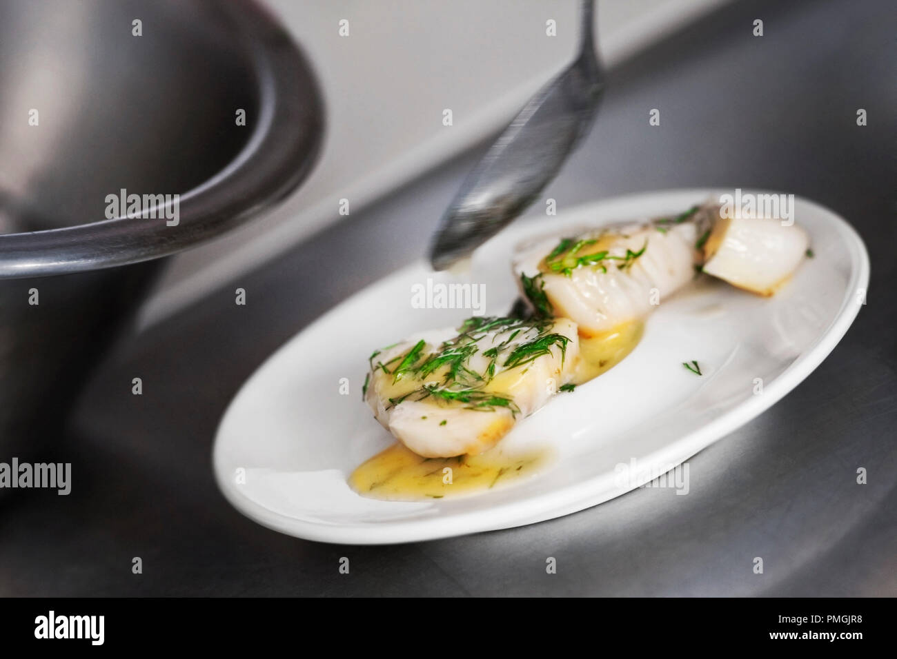 St Chef jacquesd sauce au beurre et dans un restaurant de cuisine Banque D'Images