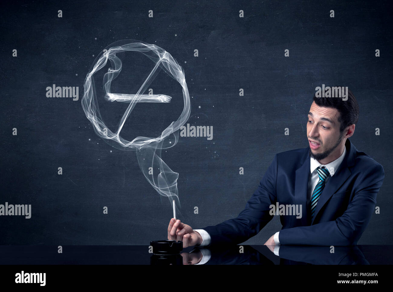 Businessman smoking cigarette et la fumée forme d'interdiction de fumer. Banque D'Images