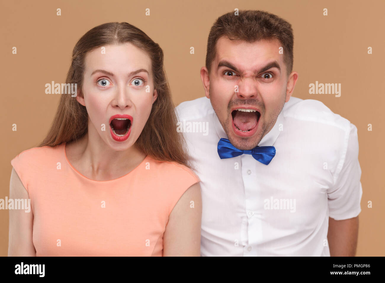 Closeup portrait of crazy bel homme et belle femme ou jeune couple crier et looking at camera avec choqué face. Piscine studio shot, isol Banque D'Images