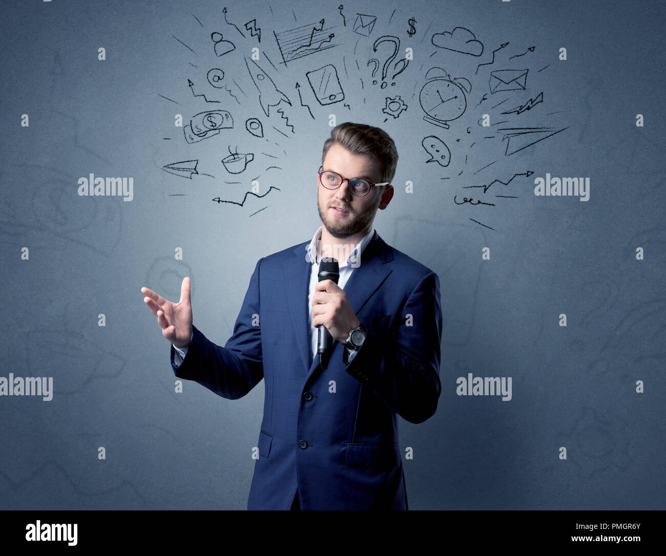 Businessman parlant au micro avec des doodles sur sa tête Banque D'Images