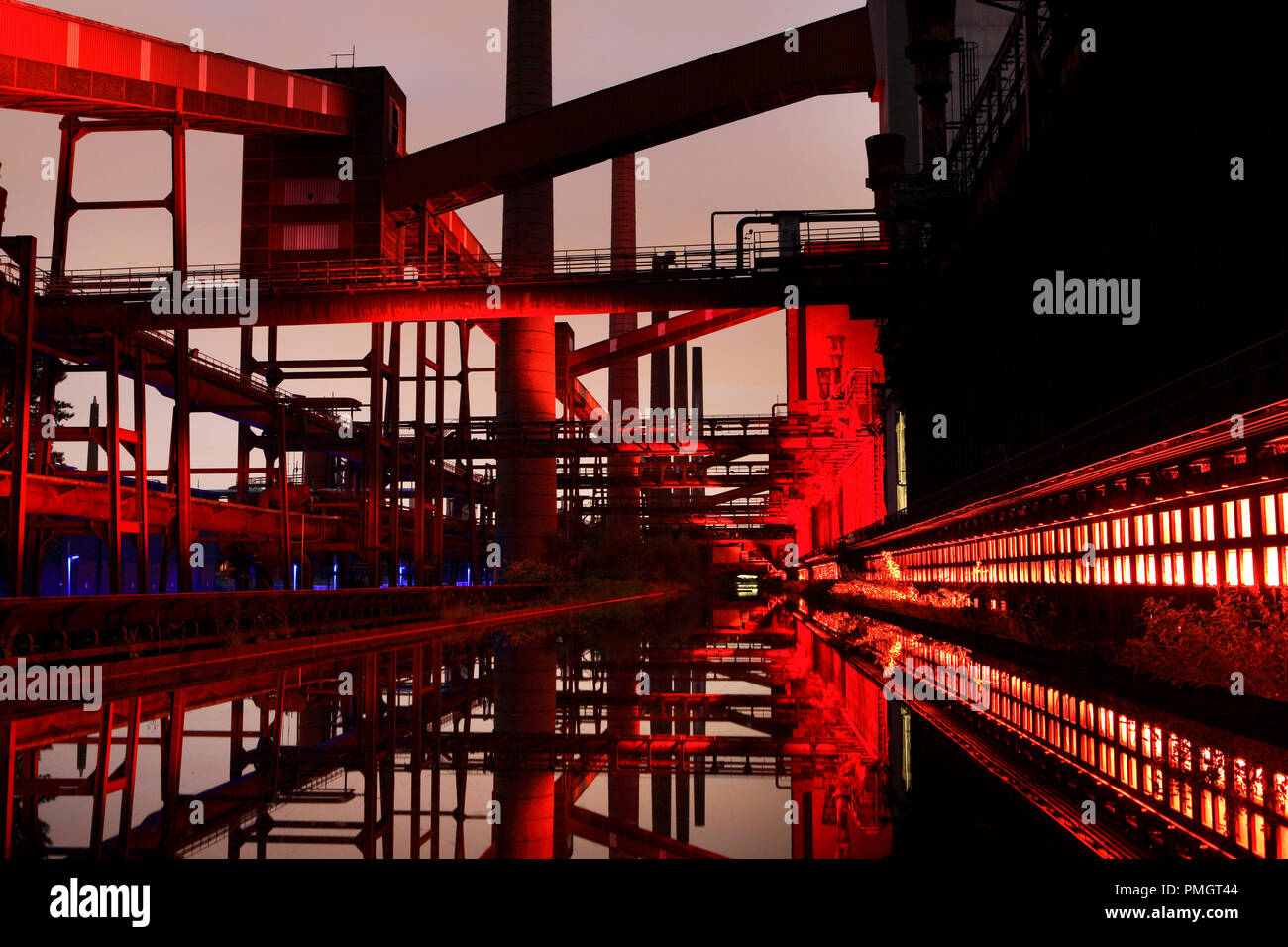 Kokarei de la mine Zollverein le patrimoine culturel à Essen. Avec l'apparition du crépuscule, la construction d'ensembles d'éclairage dans le contexte industriel et plonge dans la lumière rouge. Banque D'Images