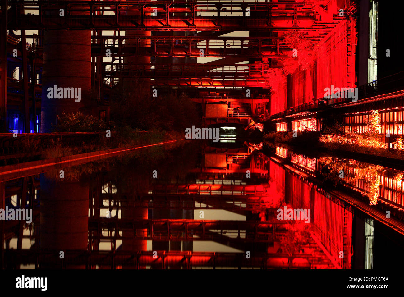 Kokarei de la mine Zollverein le patrimoine culturel à Essen. Avec l'apparition du crépuscule, la construction d'ensembles d'éclairage dans le contexte industriel et plonge dans la lumière rouge. Banque D'Images