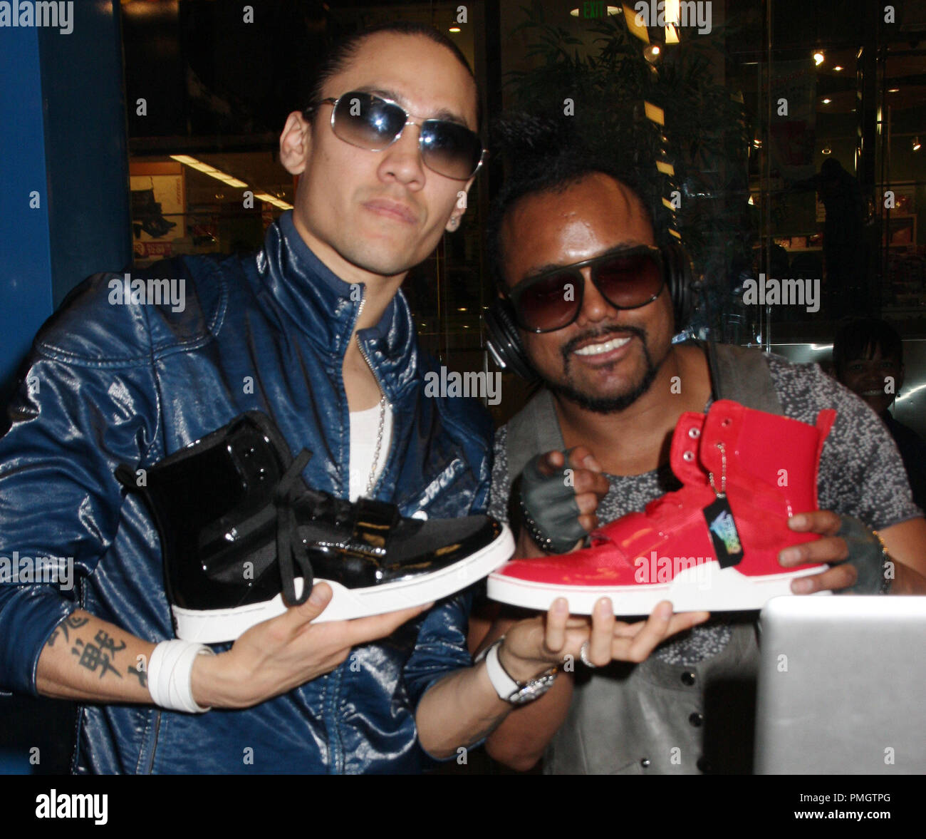 Taboo et Apl.de.AP des Black Eyed Peas au Taboo Deltah 3008 Rencontrez et Saluez autographes tenue à FootAction Westfield Culver City à Culver City, CA le Jeudi, 26 août, 2010. Photo de Peter 1568 Pacific Rim Photo Presse PictureLux #  de référence /fichier 30448 002RPAC pour un usage éditorial uniquement - Tous droits réservés Banque D'Images