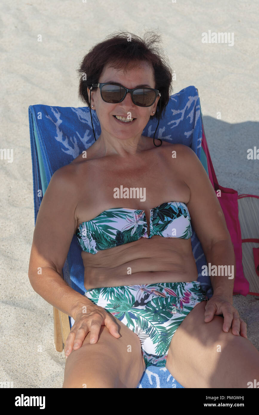 Italie Calabre femme d'âge moyen à la plage dans un cadre de 2 Banque D'Images