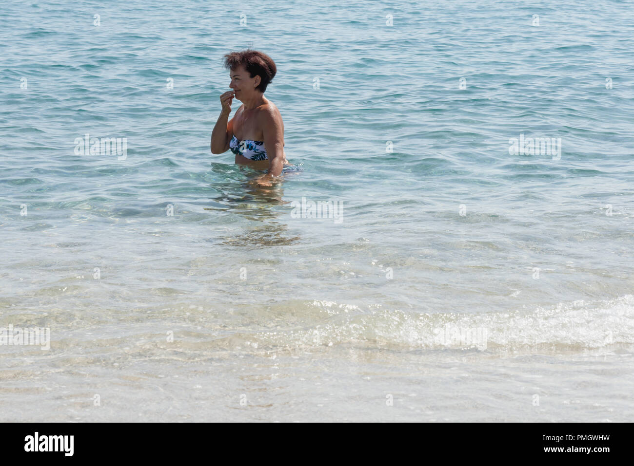 Italie Calabre femme d'âge moyen à la mer dans l'eau Banque D'Images