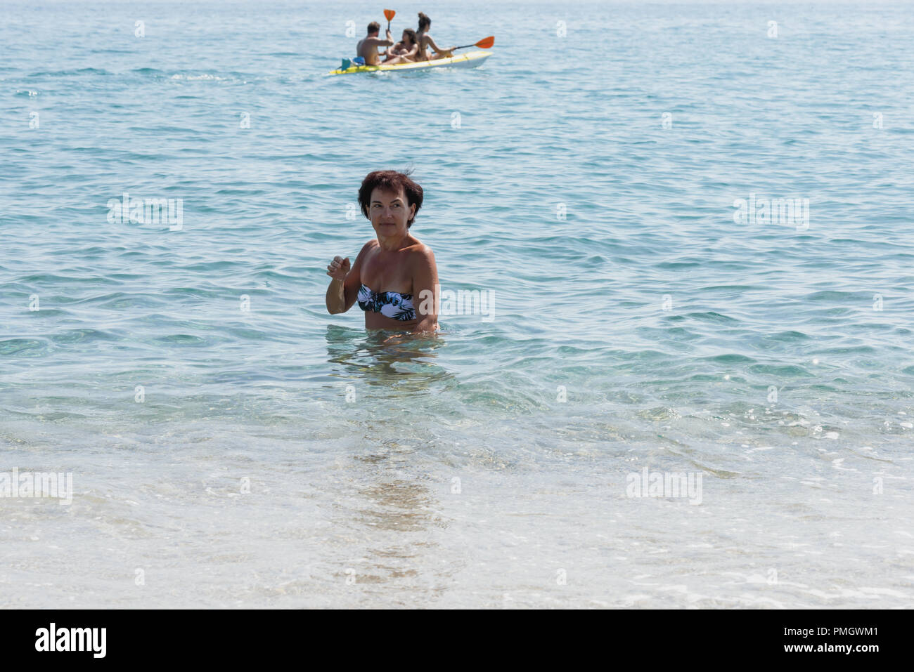 Italie Calabre femme d'âge moyen à la mer dans l'eau 2 Banque D'Images