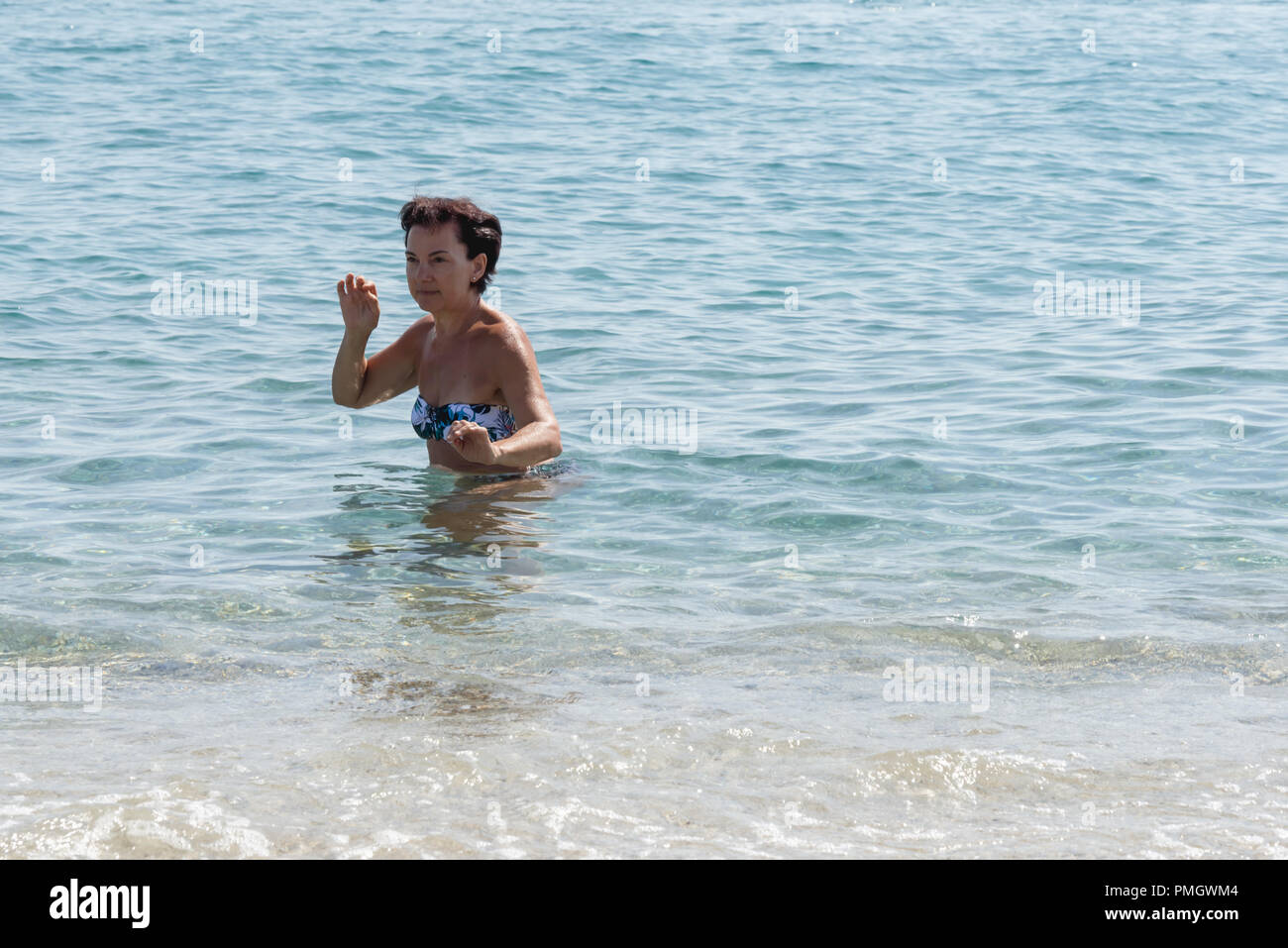 Italie Calabre femme d'âge moyen à la mer dans l'eau 4 Banque D'Images
