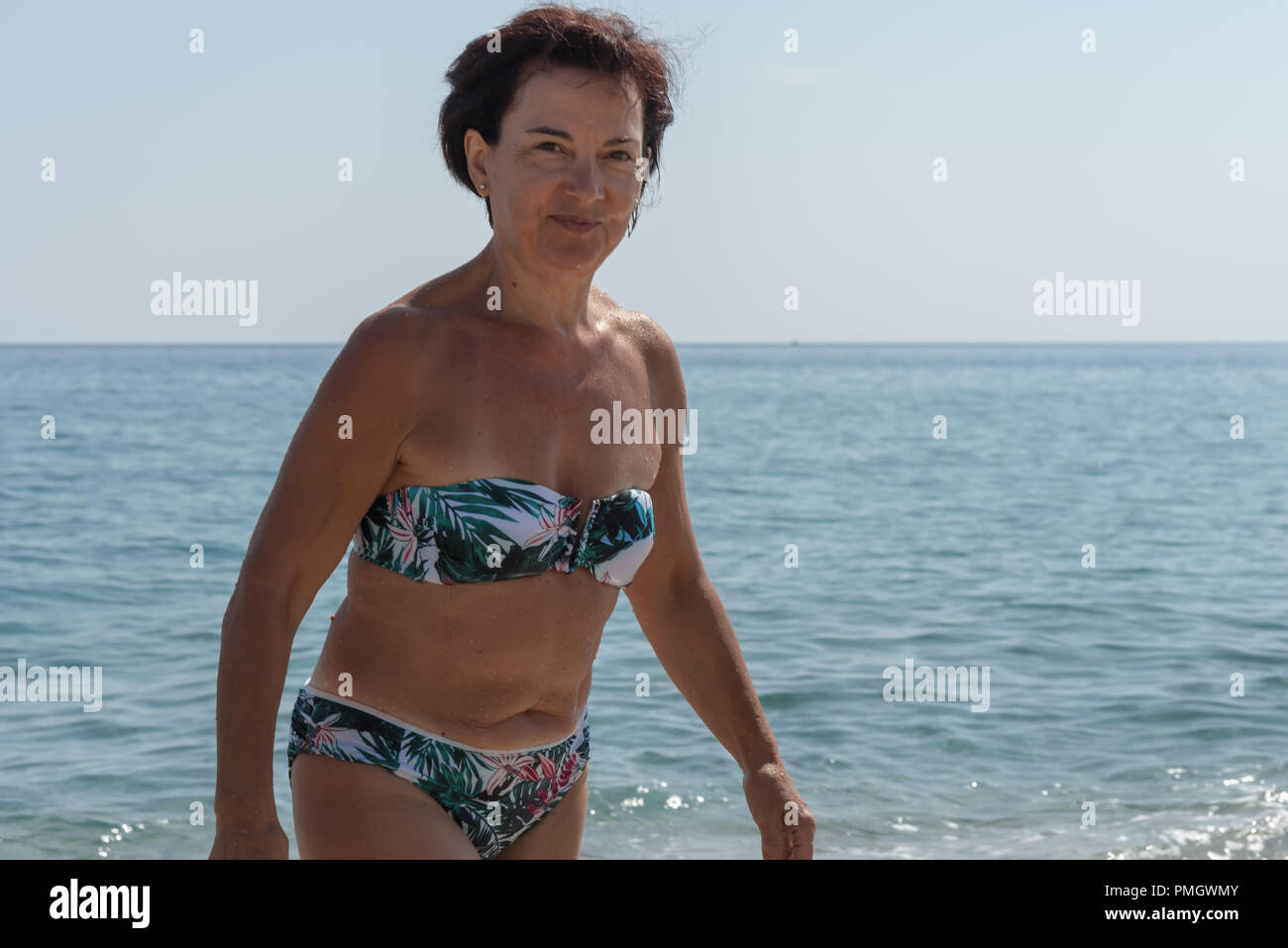 Italie Calabre femme d'âge moyen à la mer dans l'eau 7 Banque D'Images