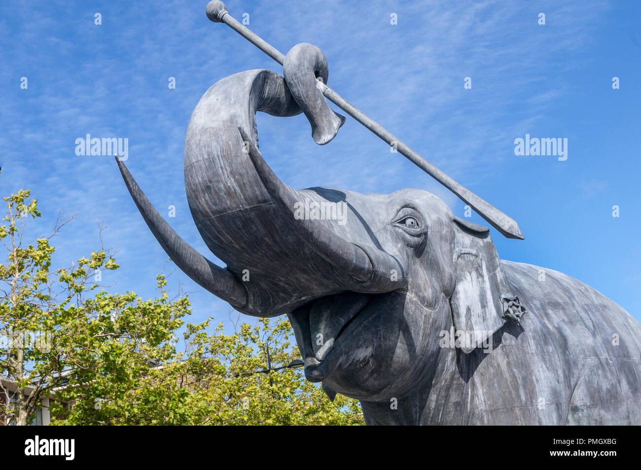 La statue de l'éléphant d'enthousiaste à Kirkby centre-ville. Edward Lear Limerick Banque D'Images