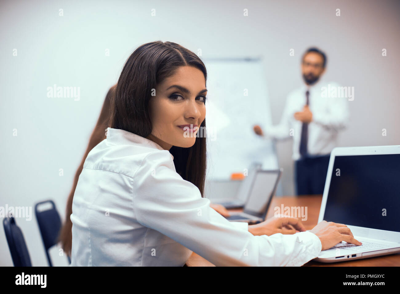 L'homme d'affaires en créant une présentation in office Banque D'Images