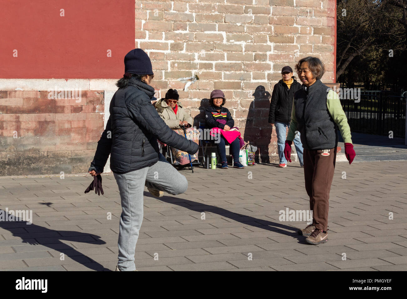 BEIJING, CHINE - 19 déc 2017 : Chinese Women playing Jianzi en temple du ciel dans la journée, le sport national de la Chine Banque D'Images