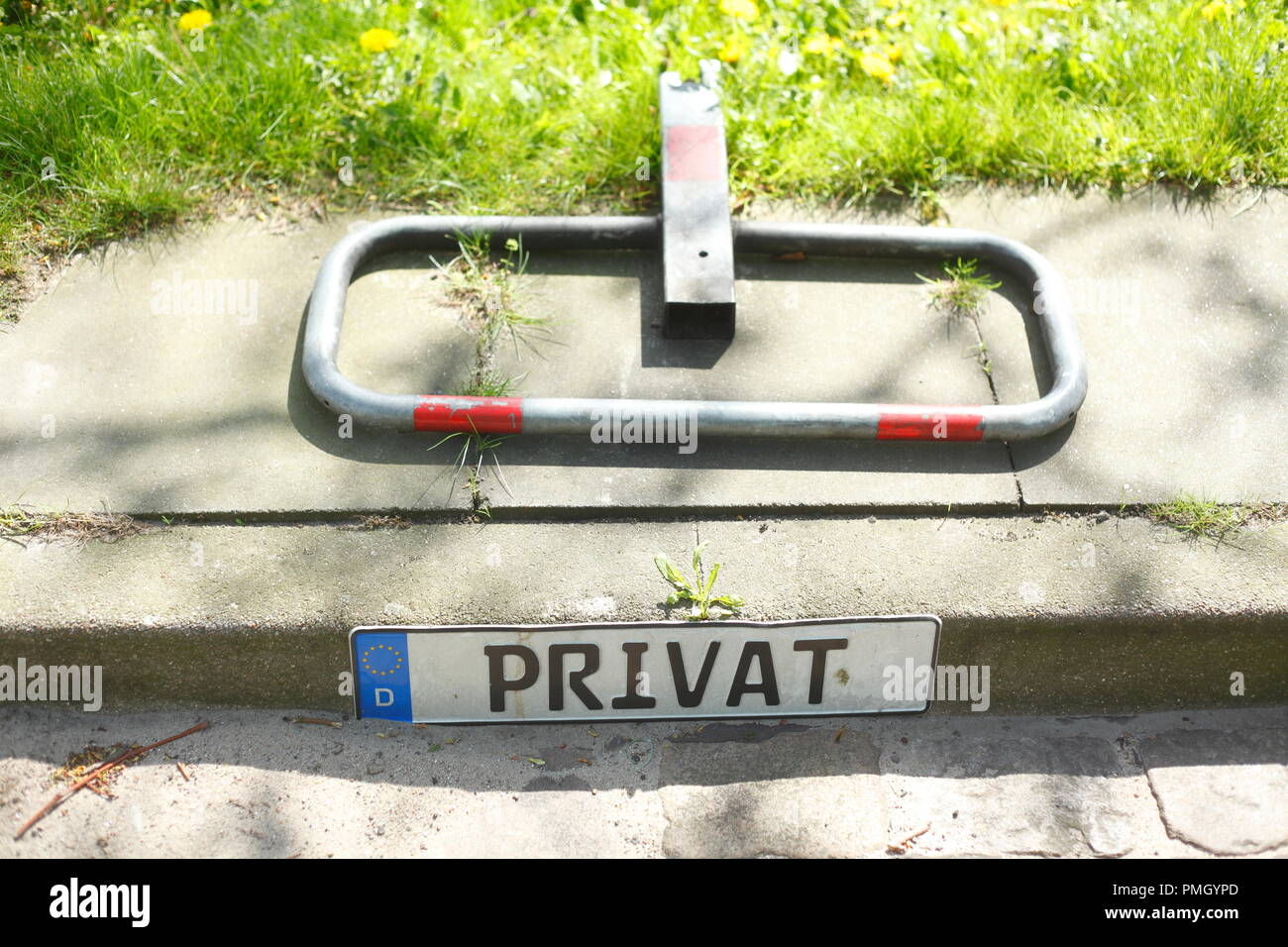Parking privé avec parking de stationnement, Brême, Allemagne, Europe je mit Privatparkplatz Parkplatzsperre, Deutschland, Europa I Banque D'Images