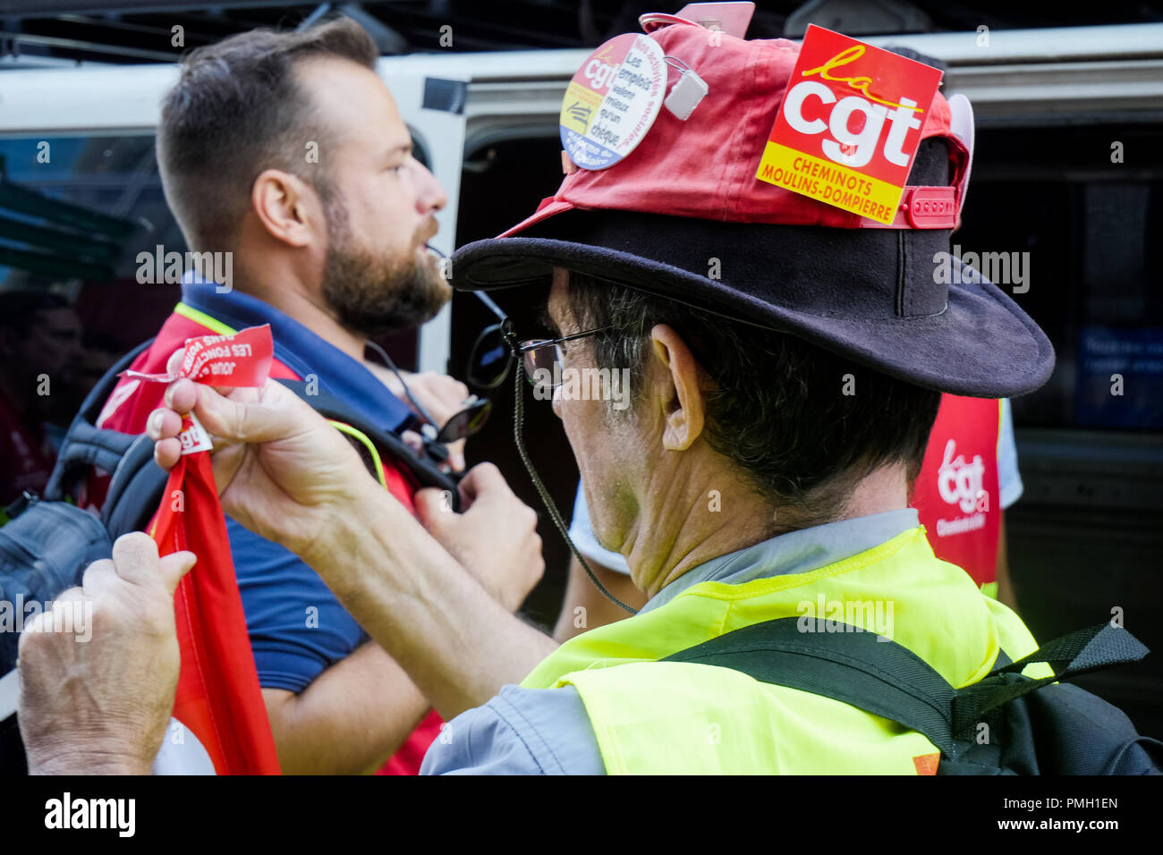 Lyon, France, Septembre 18th, 2018 : Appelée par SUD ET CGT des syndicats, des employés de la SNCF sont vus à Lyon (Centre-est de la France) le 18 septembre 2018 comme ils se rassembler devant le siège régional de la SNCF, à l'appui de leurs délégués nationaux le premier jour des négociations avec le gouvernement français. Crédit photo : Serge Mouraret/Alamy Live News Banque D'Images