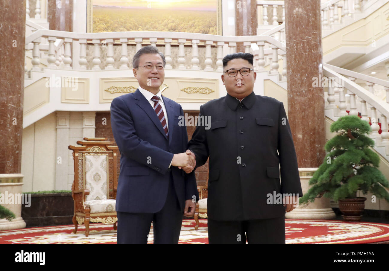 Pyeongyang, LA CORÉE DU NORD. 18 Sep, 2018. 18 sept, 2018-Pyeongyang, Korea-South du président coréen Moon Jae-in a appelé à des efforts pour produire des progrès dans ses entretiens avec le dirigeant nord-coréen Kim Jong-un le mardi, notant le monde est attentif le sommet intercoréen historique de Pyongyang. ''D'un côté, je suis le grand poids que nous devons garder, ainsi qu'une lourde responsabilité, '' lune dit au début de ses entretiens bilatéraux avec Kim.'' le président sud-coréen Crédit : ZUMA Press, Inc./Alamy Live News Banque D'Images