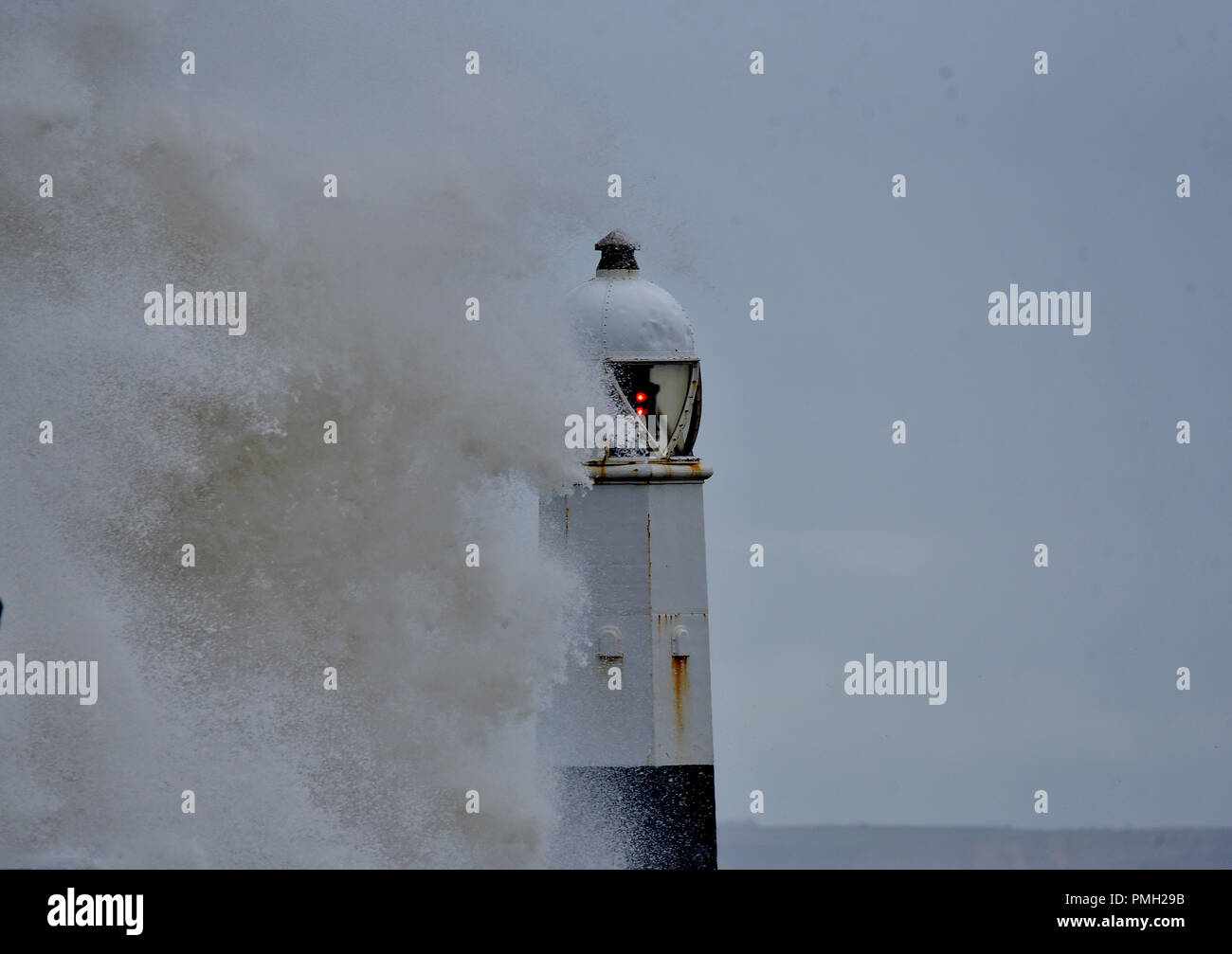 Porthcawl, UK. 18 septembre 2018. Les restes de l'ouragan Helene a frappé le Royaume-Uni le lundi soir, ce qui porte l'énergie tropicale et la température. La plus forte vous pourrez atténuer pendant Mardi mais pourrait tout de même atteindre plus de 55 mph. Les images montrent la scène à Porthcawl, Bridgend County, dans le sud du Pays de Galles, Royaume-Uni, ce mardi que les approches de la marée haute à 13.31h. Crédit : Peter Bolter/Alamy Live News Banque D'Images