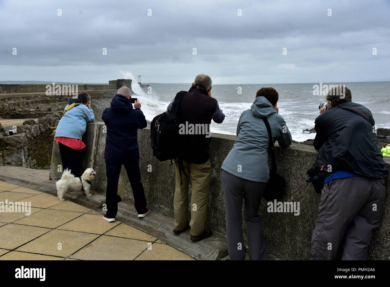 Porthcawl, UK. 18 septembre 2018. Les restes de l'ouragan Helene a frappé le Royaume-Uni le lundi soir, ce qui porte l'énergie tropicale et la température. La plus forte vous pourrez atténuer pendant Mardi mais pourrait tout de même atteindre plus de 55 mph. Les images montrent la scène à Porthcawl, Bridgend County, dans le sud du Pays de Galles, Royaume-Uni, ce mardi que les approches de la marée haute à 13.31h. Crédit : Peter Bolter/Alamy Live News Banque D'Images