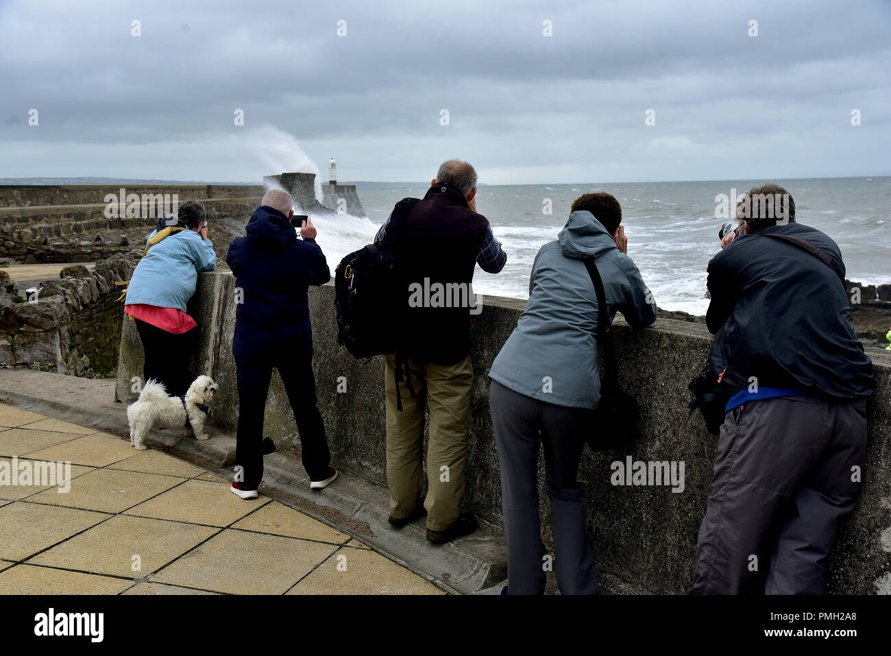 Porthcawl, UK. 18 septembre 2018. Les restes de l'ouragan Helene a frappé le Royaume-Uni le lundi soir, ce qui porte l'énergie tropicale et la température. La plus forte vous pourrez atténuer pendant Mardi mais pourrait tout de même atteindre plus de 55 mph. Les images montrent la scène à Porthcawl, Bridgend County, dans le sud du Pays de Galles, Royaume-Uni, ce mardi que les approches de la marée haute à 13.31h. Crédit : Peter Bolter/Alamy Live News Banque D'Images