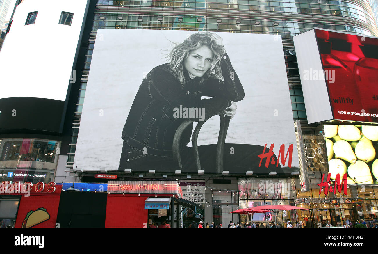 Times Square Billboard de Lauren Hutton dans le H&M La Mode d'automne de la  campagne électorale le 17 septembre 2018 chez H&M Times Square à New York  Photo Stock - Alamy