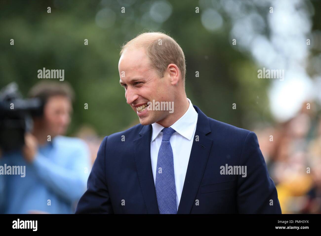 Stourbridge, West Midlands, Royaume-Uni. 18 Septembre, 2018. Le duc de Cambridge, le Prince William, répond aux admirateurs que des visites à Stourbridge dévoiler une nouvelle statue de Frank Foley, souvent appelée la 'british' Schindler. Foley majeure a été un agent secret espion britannique basée à Berlin où il a fourni des documents pour aider 10 000 Juifs, hommes, femmes et enfants s'échapper avant la Seconde Guerre mondiale. Peter Lopeman/Alamy Live News Banque D'Images