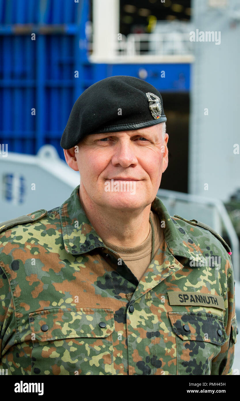 16 septembre 2018, Basse-Saxe, l'Emden : Ullrich Spannuth, chef de brigade d'Panzerlehrbrigade 9, regarde dans la caméra pour un portrait. Du 25 octobre au 7 novembre, l'exercice majeur de l'OTAN 'Trident Stade 2018 (TRJE) 18' aura lieu en Norvège. La Bundeswehr transfère presque 10 000 soldats et plus de 4 000 véhicules pour la Norvège. Dans le port d'Emden, un navire est chargé avec environ 300 véhicules et citernes ainsi que 95 conteneurs. Photo : afp/Assanimoghaddam Mohssen Banque D'Images