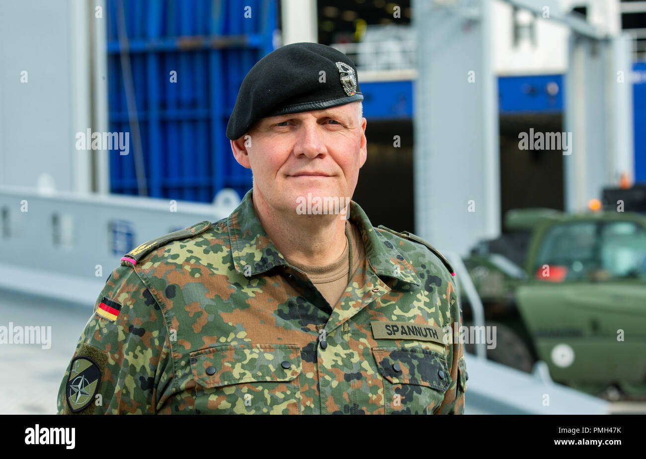 16 septembre 2018, Basse-Saxe, l'Emden : Ullrich Spannuth, chef de brigade d'Panzerlehrbrigade 9, regarde dans la caméra pour un portrait. Du 25 octobre au 7 novembre, l'exercice majeur de l'OTAN 'Trident Stade 2018 (TRJE) 18' aura lieu en Norvège. La Bundeswehr transfère presque 10 000 soldats et plus de 4 000 véhicules pour la Norvège. Dans le port d'Emden, un navire est chargé avec environ 300 véhicules et citernes ainsi que 95 conteneurs. Photo : afp/Assanimoghaddam Mohssen Banque D'Images