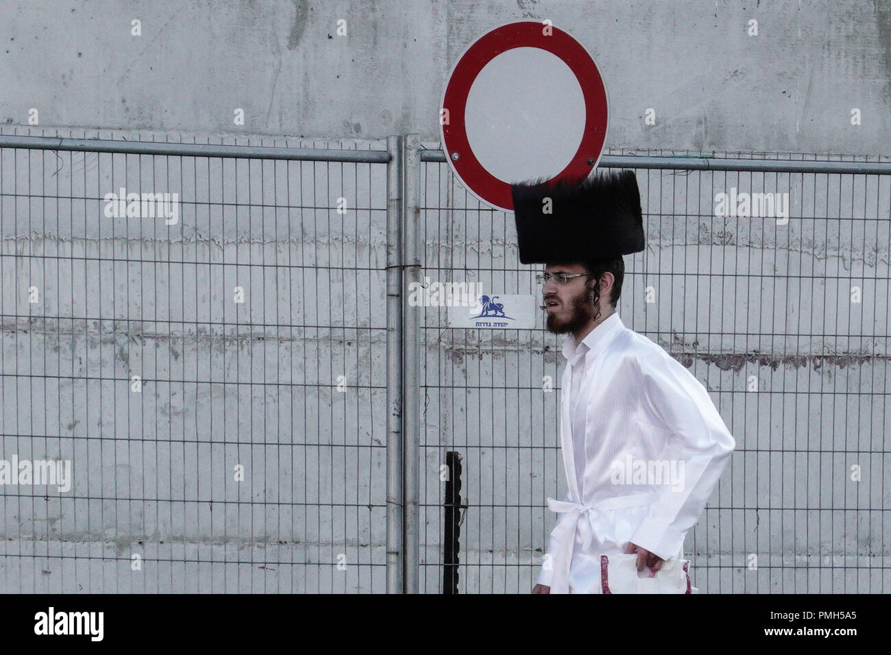 Jérusalem, Israël. 18 Septembre, 2018. Les juifs religieux pour la tête pour les synagogues la prière au coucher du soleil à la veille de Yom Kippour, le Jour des Expiations. Credit : Alon Nir/Alamy Live News Banque D'Images