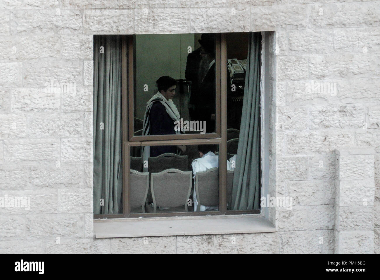 Jérusalem, Israël. 18 Septembre, 2018. Les juifs religieux pour la tête pour les synagogues la prière au coucher du soleil à la veille de Yom Kippour, le Jour des Expiations. Credit : Alon Nir/Alamy Live News Banque D'Images