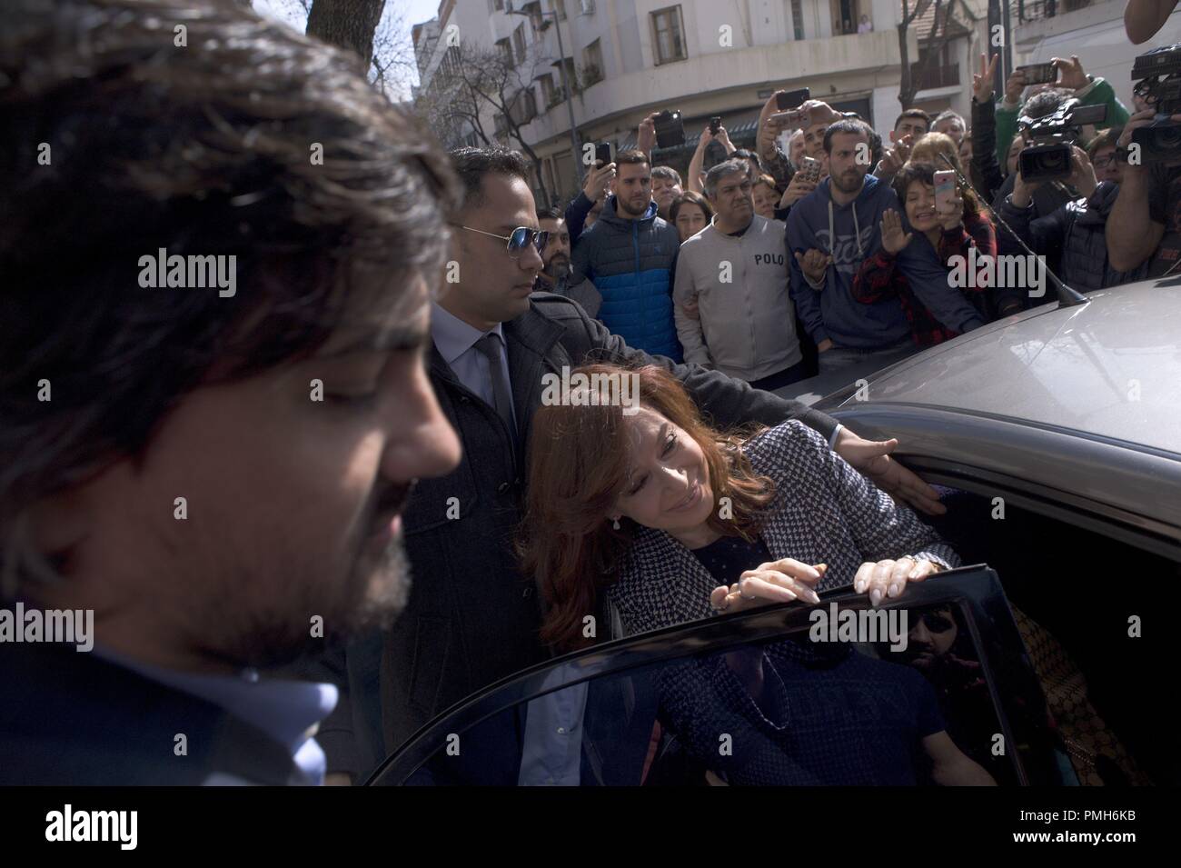 Buenos Aires, Buenos Aires, Argentine. 18 Sep, 2018. Le sénateur et ancien président Cristina Fernandez quitte la maison de sa fille à Comodoro Py les tribunaux fédéraux de la Justice à comparaître devant le juge fédéral Sebastian Casanello dans le cadre d'une blanchisserie d'argent de l'enquête. Fernandez affirme qu'il est persécuté par le gouvernement et les juges se pencha pour l'empêcher d'être candidat aux prochaines élections présidentielles de 2019. Credit : Patricio Murphy/ZUMA/Alamy Fil Live News Banque D'Images