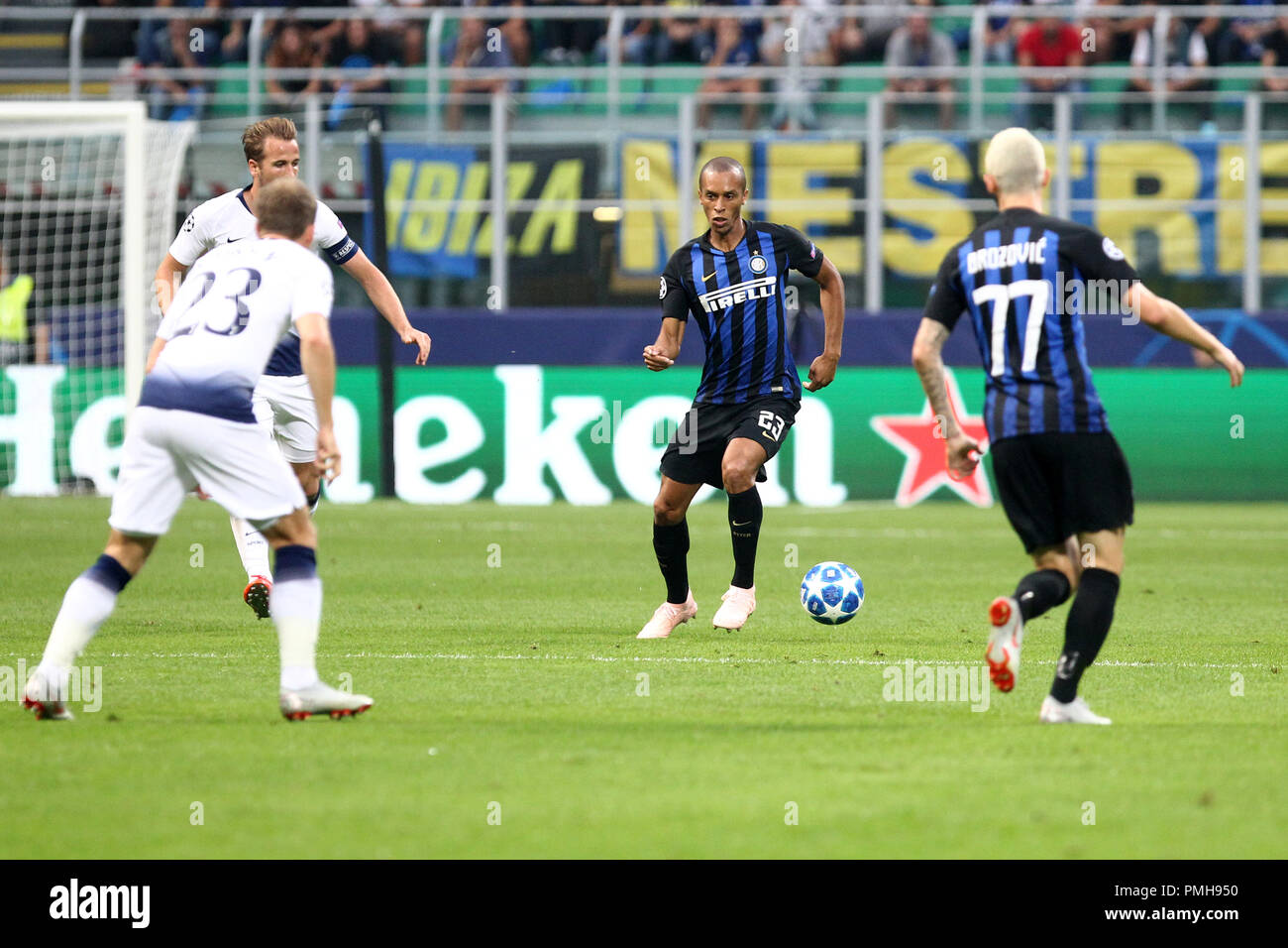 Milano, Italie. 18 Sep, 2018. Miranda de l'Internazionale FC en action pendant l'UEFA Champions League Groupe B match entre l'Internazionale FC et Tottenham Hotspur FC. Crédit : Marco Canoniero/Alamy Live News Banque D'Images