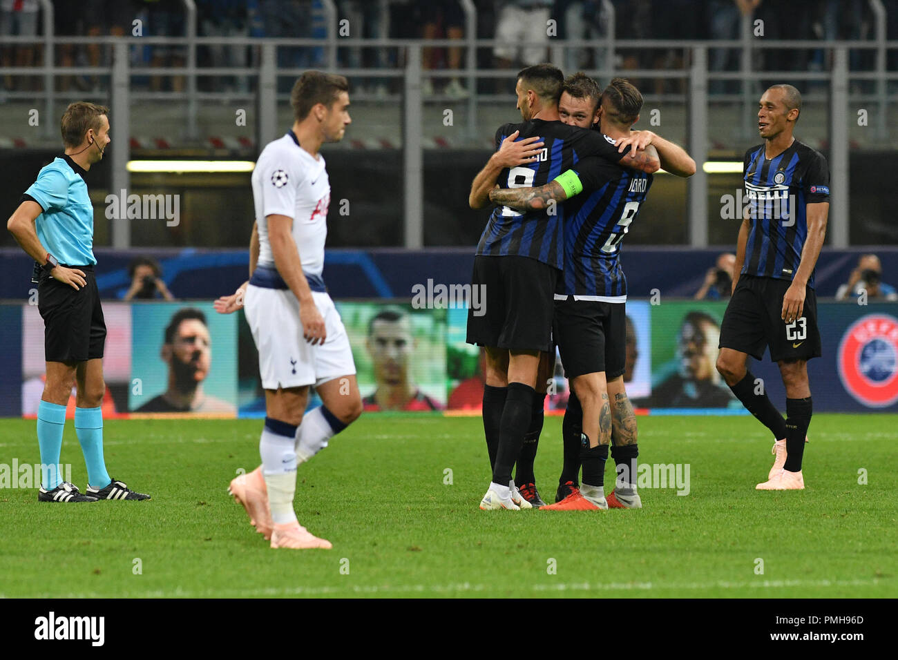 Milano, Italie. 18 Sep, 2018. Mauro Icardi de l'Internazionale FC fêter avec ses coéquipiers Matias Vecino et Skriniar Milan à la fin de l'UEFA Champions League Groupe B match entre l'Internazionale FC et Tottenham Hotspur FC. Crédit : Marco Canoniero/Alamy Live News Banque D'Images