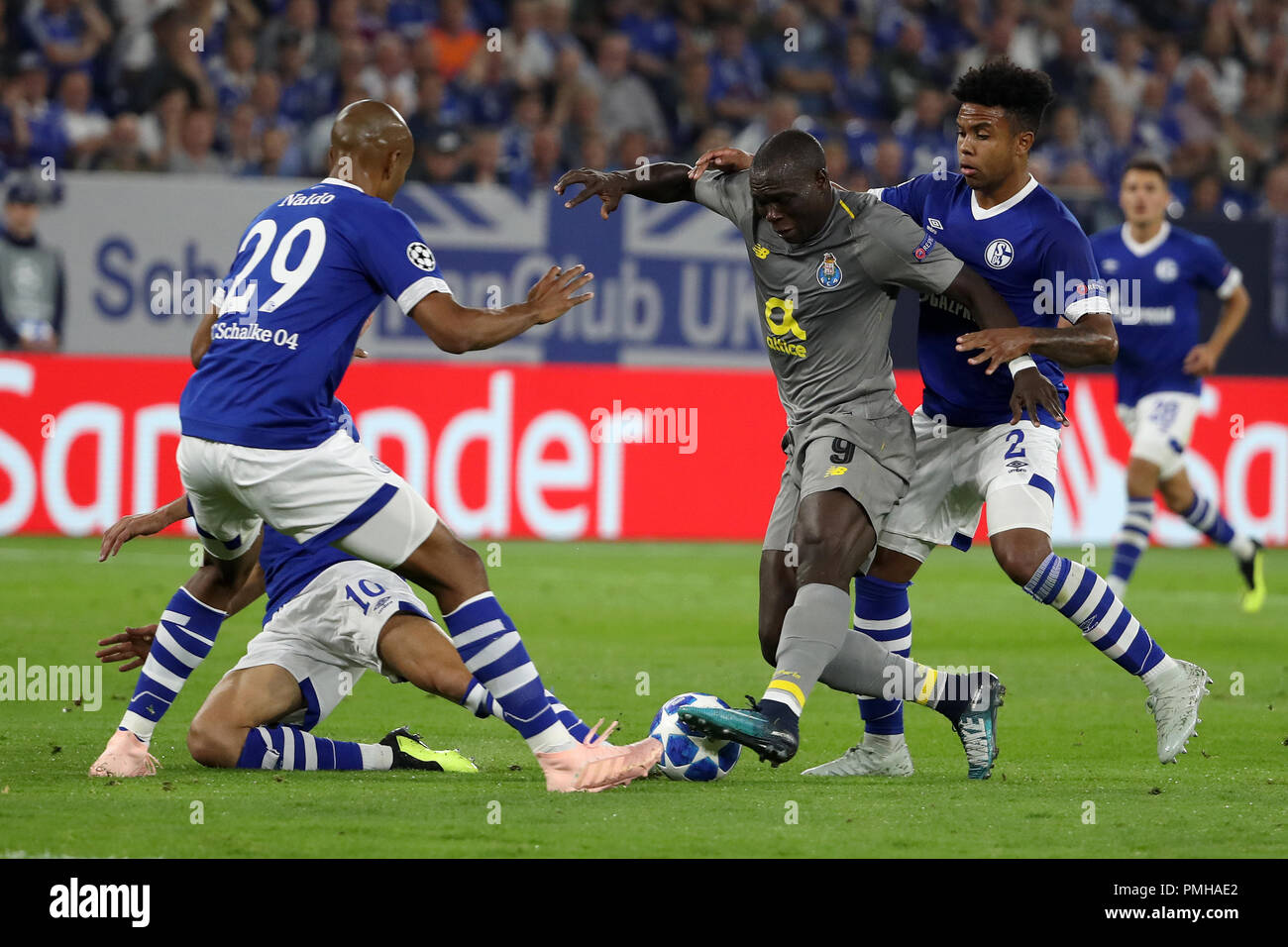 Gelsenkirchen. 18 Sep, 2018. Aboubakar (3L) de Porto se bat pour la balle durant le match de football de Ligue des Champions entre Schalke 04 et le FC Porto à la Veltins Arena sur Septembre 18, 2018 à Gelsenkirchen, Allemagne. Le match s'est terminé 1-1. Credit : Joachim Bywaletz/Xinhua/Alamy Live News Banque D'Images