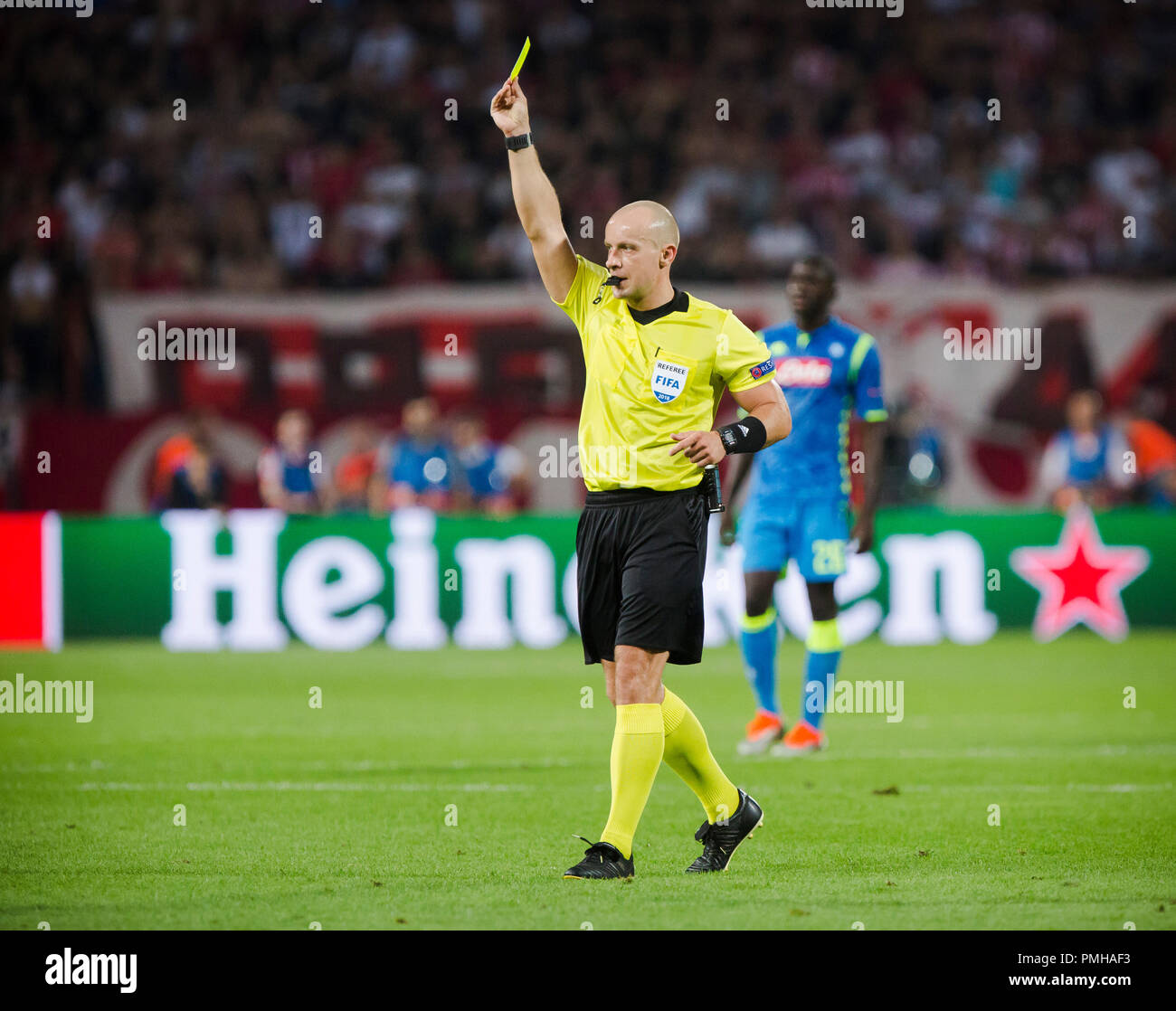 Belgrade, Serbie. 17 Sep, 2018. Szymon arbitre Marciniak de Pologne jaune donne de la Ligue des Champions de l'cardUEFA football, l'étoile rouge de Belgrade contre Napoli, Belgrade, Serbie. Credit : Nikola Krstic/Alamy Live News Banque D'Images