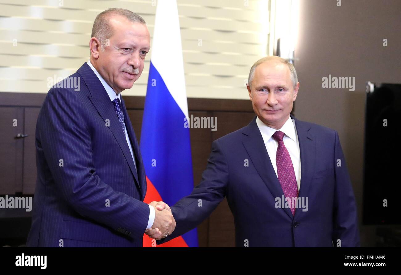 Le président russe Vladimir Poutine, à droite, et le Président turc, Recep Tayyip Erdogan se serrent la main avant le début d'une réunion bilatérale à la mer Noire Lattentat vacation home Bocharov Ruchey, 17 septembre 2018 à Sotchi, Russie. Banque D'Images