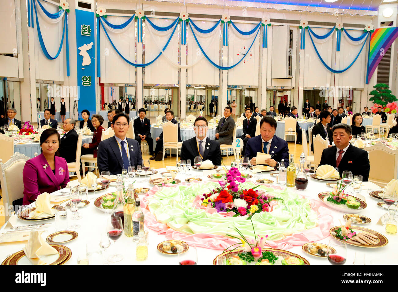 Sommet intercoréen, Sep 18, 2018 : Vice-président de Samsung Electronics Lee Jae-Yong (2L), le président du groupe LG Koo Kwang-Mo (C) et le président de SK Corporation Chey Tae-won (2e R) assister à un dîner officiel qui le dirigeant nord-coréen Kim Jong-Un a organisé pour visiter le président sud-coréen Moon Jae-In au Magnolia House à Pyongyang, la Corée du Nord. Utilisez uniquement rédactionnel (photo de Pyeongyang Corps Presse/Piscine/AFLO) (CORÉE DU NORD) Banque D'Images