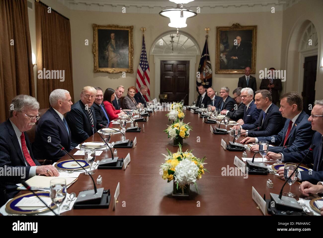 Président américain Donald Trump, droit, accueille les discussions au niveau de délégation avec le président polonais Andrzej Duda, droite, dans la salle du Cabinet de la Maison Blanche le 18 septembre 2018 à Washington, DC. Banque D'Images