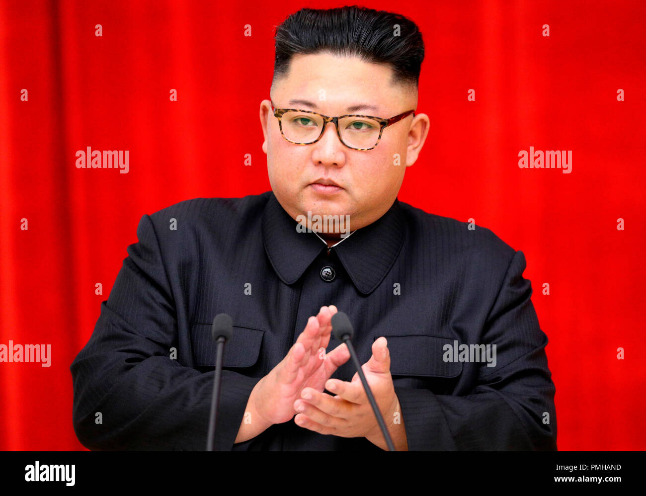 Sommet intercoréen, Sep 18, 2018 : le dirigeant nord-coréen Kim Jong-Un parle au cours d'un dîner officiel pour visiter le président sud-coréen Moon Jae-In au Magnolia House à Pyongyang, la Corée du Nord. Utilisez uniquement rédactionnel (photo de Pyeongyang Corps Presse/Piscine/AFLO) (CORÉE DU NORD) Banque D'Images