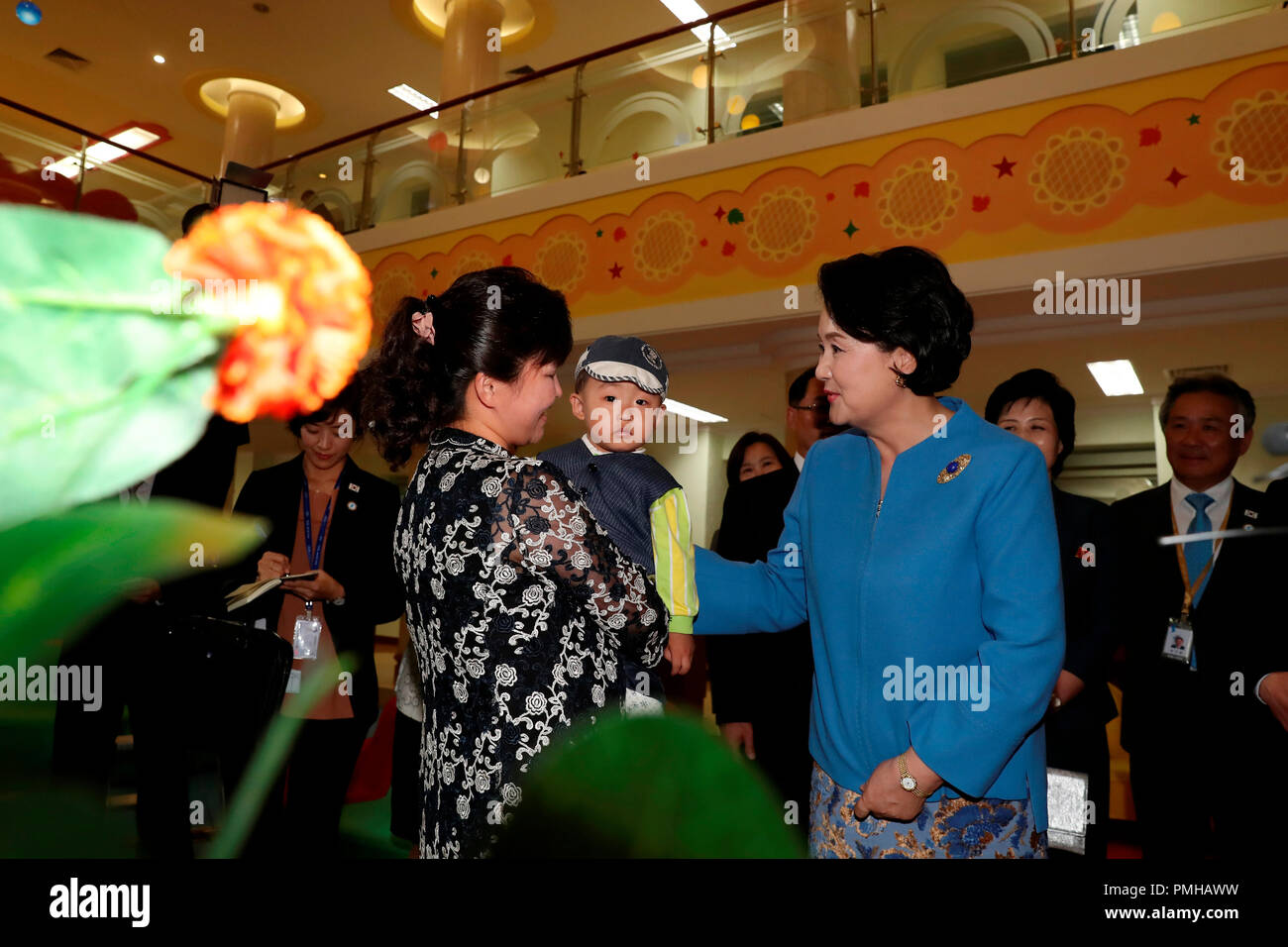 Sommet intercoréen, Sep 18, 2018 : le président sud-coréen Moon Jae-In Kim l'épouse Jung-Sook visite l'Hôpital pour enfants de Pyongyang Okryu à Pyongyang, la Corée du Nord. EDITORIAL N'utilisez que du corps de presse Crédit : Pyeongyang/Piscine/AFLO/Alamy Live News Banque D'Images